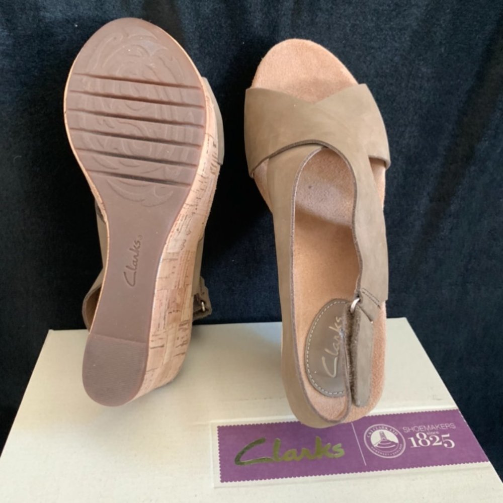 NEW IN BOX! Caslynn Shae Clark Wedge Sandals - Picture 5 of 7